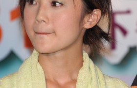 港台当红女星 阿sa 带病抵京“跳水” 全程口罩防禽流感(转载)